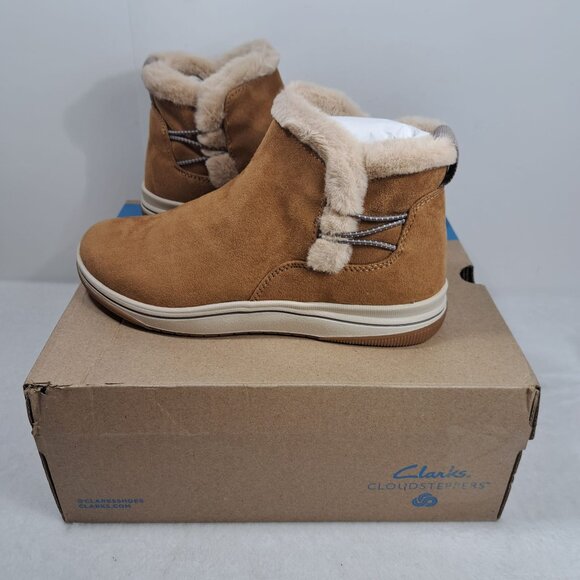 New Clarks Cloudsteppers Faux Fur Slip On Boots Breeze Fur Tan‎ Sz 7.5 - Picture 1 of 11